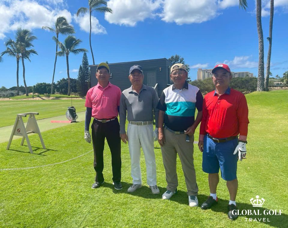 Các golfer chơi golf ở Hawaii