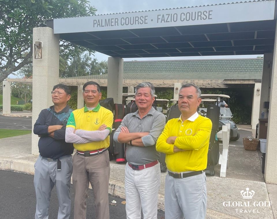 Các golfer check-in tại Turtle Bay Resort